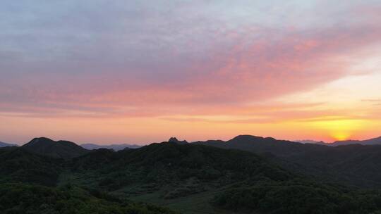 4K草原日出延时风景摄影逆光建筑红色朝霞