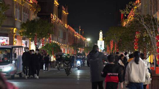 夜晚街道步行街行人电动车旅游景区老街骑楼