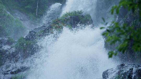 高清4K降水雨季山泉瀑布流水升格视频素材