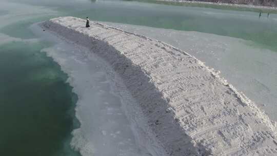 青海海西大柴旦翡翠湖人物水面航拍视频