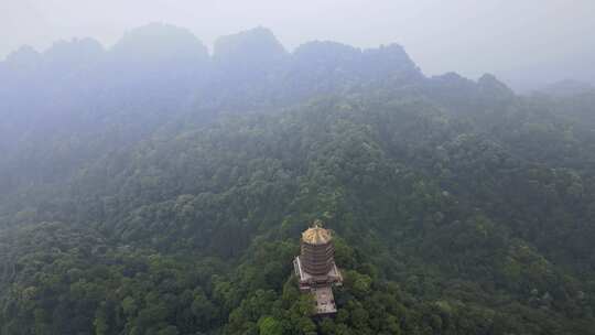 山顶上的古塔