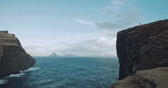 海鸥飞过海边的悬崖