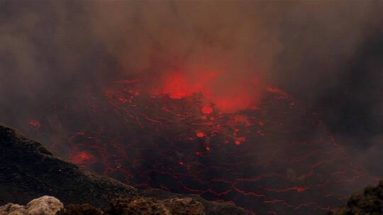 火山爆发喷出红色岩浆