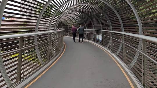 健康步行道上的时空隧道