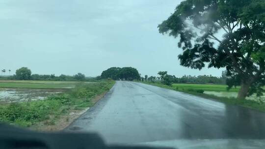 汽车在潮湿的道路上行驶