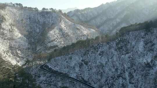 航拍雪后的大山