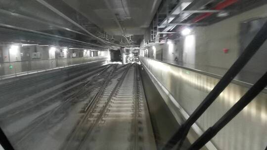 无人驾驶地铁隧道穿梭