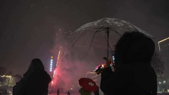 寒冷冬天城市下雪街头人文