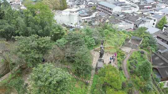 四川古镇海窝子蜀王塑像附近