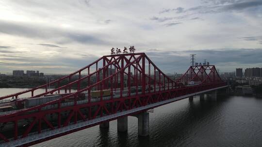 黄昏时分的东江大桥