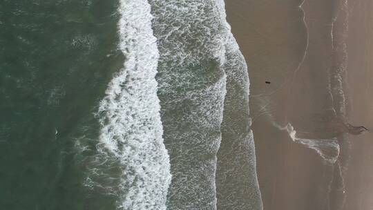 波涛汹涌的海岸航拍