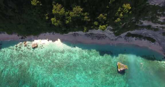 海滩边海水涨潮