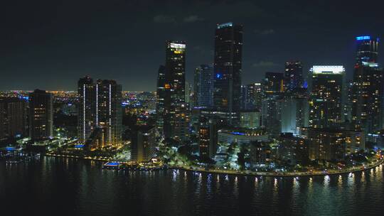 航拍城市中心的夜景
