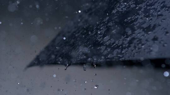 雨水打在雨伞上视频素材模板下载