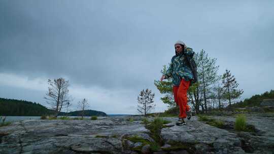 女人，背包，徒步旅行，荒野