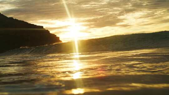 夕阳黄昏海上冲浪