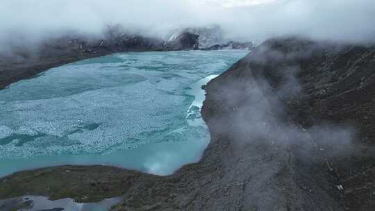 航拍西藏那曲萨普神山云雾缭绕冰湖景观