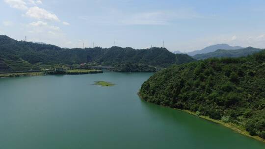 航拍浙江淳安千岛湖公路，自然美景