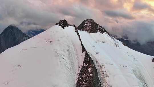 航拍川西贡嘎山卫峰乌库楚雪山风光