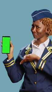 垂直视频非裔美国妇女拿着带绿屏的电话