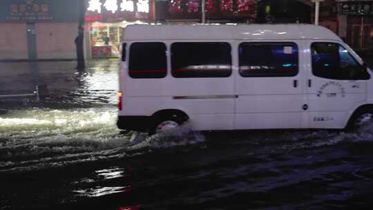 台风贝碧嘉携带暴雨造成道路积水出行不便