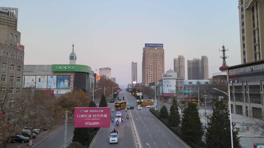 人群欢送医护人员回家的车队