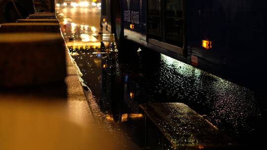 公交车路边下雨积水夜晚倒影