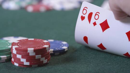 扑克玩家下注前检查牌的特写镜头