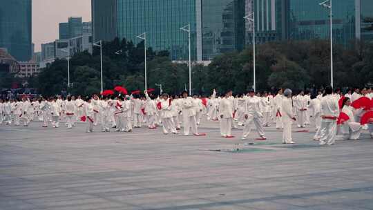 广场上练太极的中国人