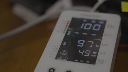 血压仪测量血压特写灰度