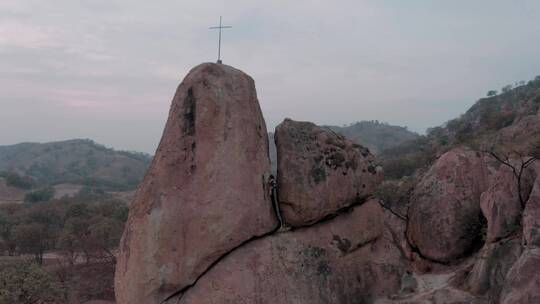 登山者攀登巨石