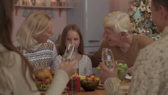 快乐的家庭一起在家庆祝圣诞晚餐视频素材模板下载