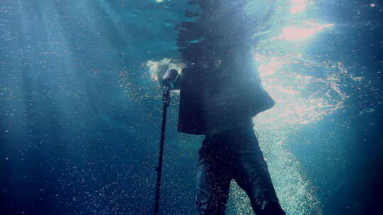 水下摄影：人物在阳光照射下的潜水瞬间