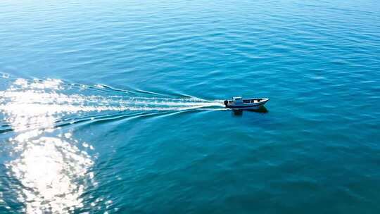 海面上行驶的快艇