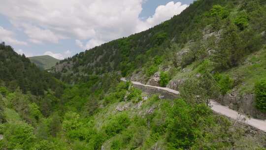 山脉和丘陵之间的道路