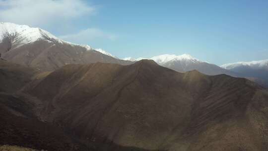 青藏高原达坂山蓝天白云雪景雪山