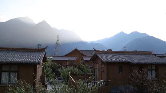 四川阿坝州叠溪镇的风景：群山、民居和落日