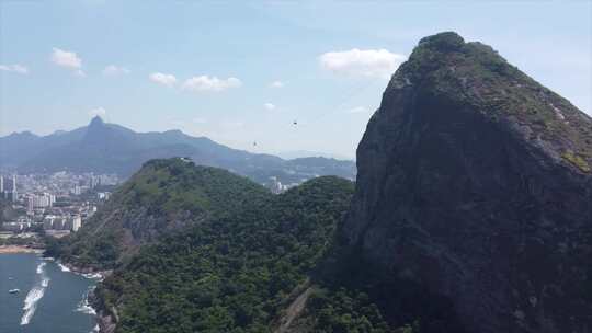 平移起来Sugarloaf山悬崖和红海滩巴西（普拉亚vermelha），蓝色水域和巨型