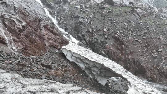 雨崩冰湖瀑布航拍