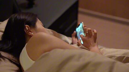 女生夜晚熬夜刷手机