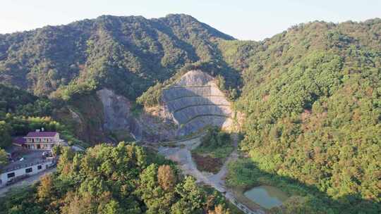 废弃停开的采石场