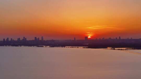 城市湖畔日落全景