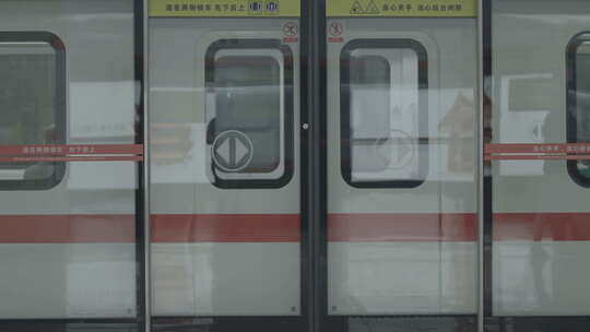 地拍武汉地铁站乘客上车视频素材模板下载