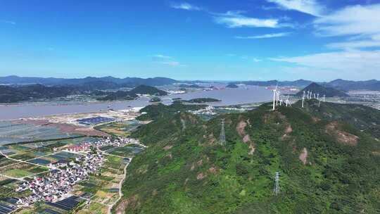 航拍山上的风力发电厂风车