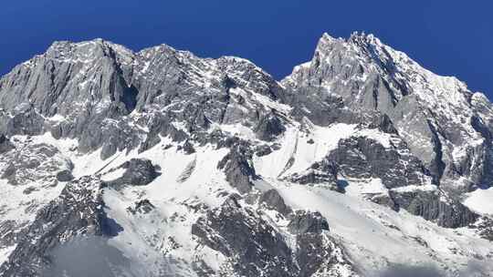 航拍晴天玉龙雪山主峰