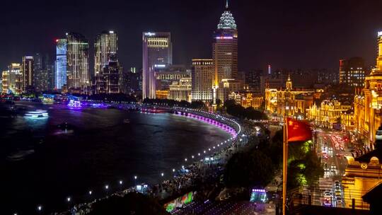 上海河流和城市摩天大楼被照亮