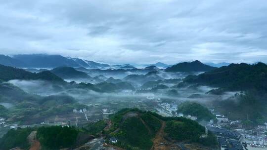 云雾缭绕的农村景象