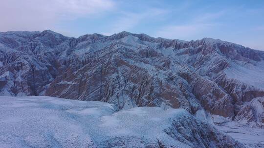 荒凉山区雪景