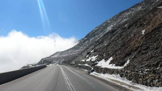 藏区雪雾朦胧山间公路