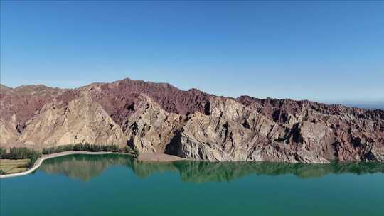 山清水秀的山间湖泊景色